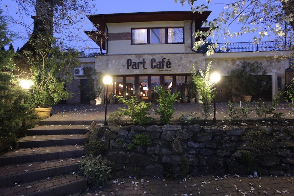 Part Cafe Residence ดูนาเคสซี ภายนอก รูปภาพ
